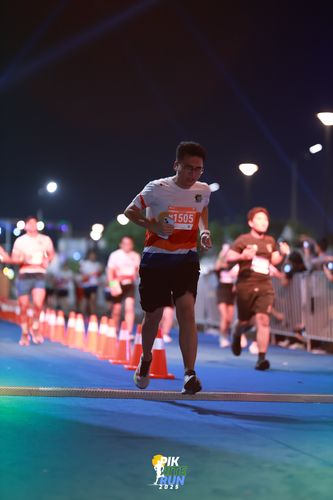 Race photo from PIK NITE RUN 2025