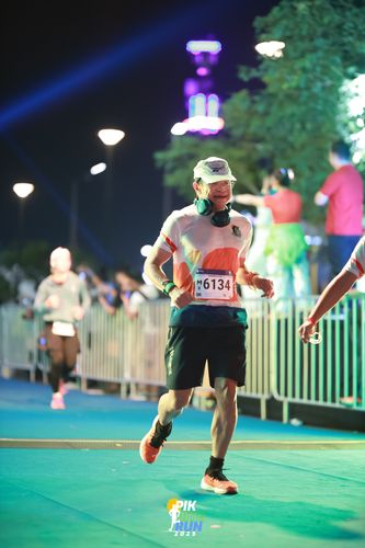 Race photo from PIK NITE RUN 2025
