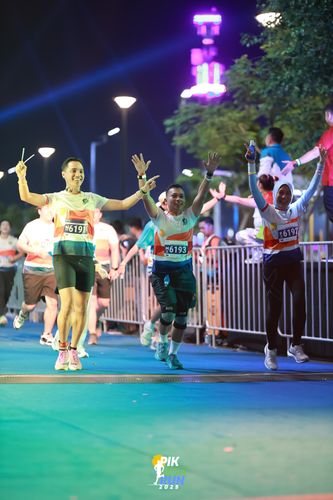 Race photo from PIK NITE RUN 2025