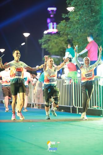 Race photo from PIK NITE RUN 2025