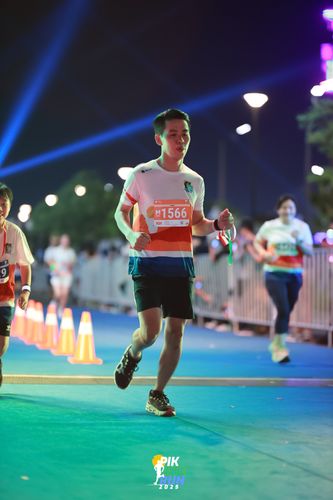Race photo from PIK NITE RUN 2025
