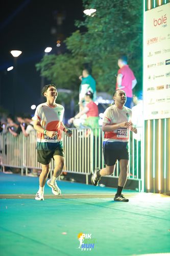 Race photo from PIK NITE RUN 2025