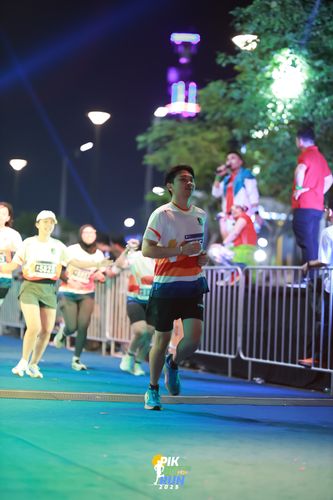 Race photo from PIK NITE RUN 2025