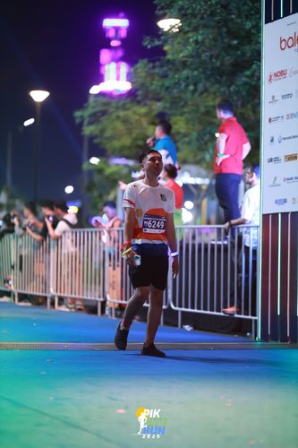 Race photo from PIK NITE RUN 2025