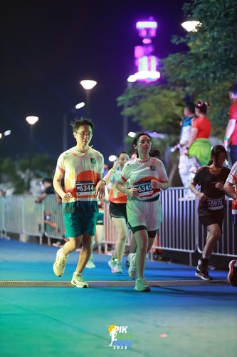 Race photo from PIK NITE RUN 2025