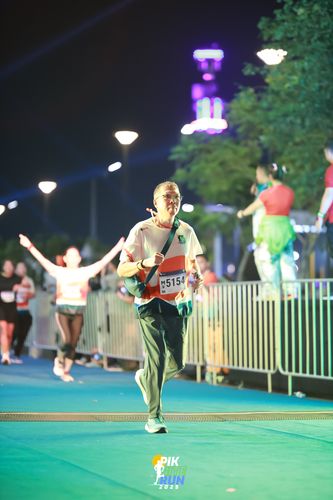 Race photo from PIK NITE RUN 2025