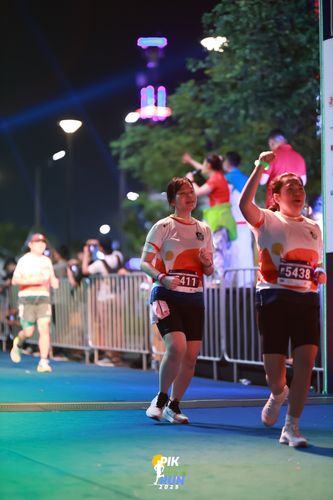 Race photo from PIK NITE RUN 2025