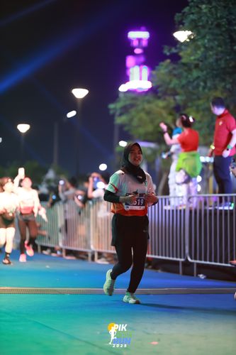 Race photo from PIK NITE RUN 2025
