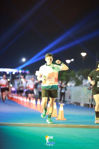 Race photo from PIK NITE RUN 2025
