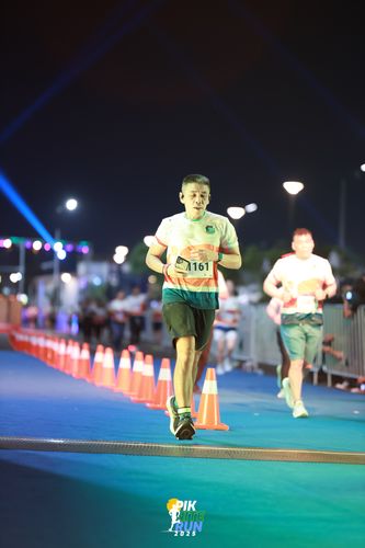 Race photo from PIK NITE RUN 2025