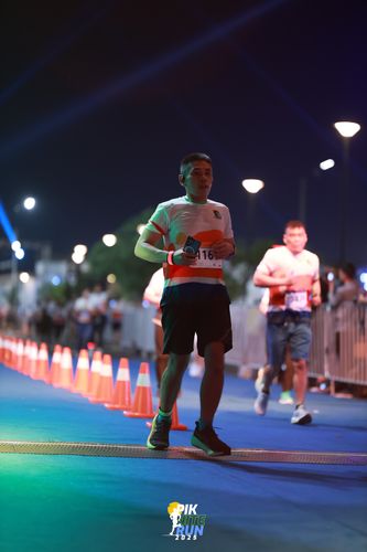 Race photo from PIK NITE RUN 2025