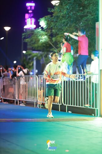 Race photo from PIK NITE RUN 2025