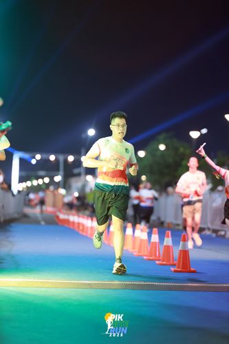 Race photo from PIK NITE RUN 2025