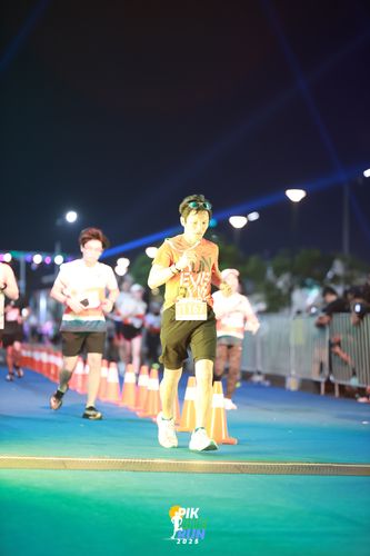 Race photo from PIK NITE RUN 2025