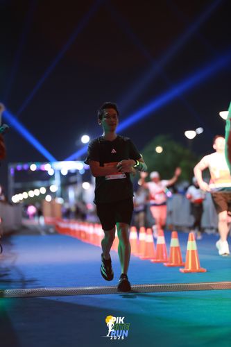 Race photo from PIK NITE RUN 2025