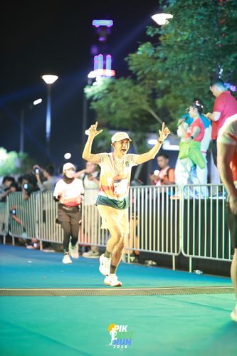 Race photo from PIK NITE RUN 2025