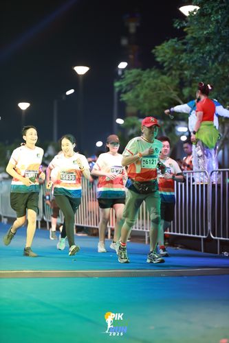 Race photo from PIK NITE RUN 2025