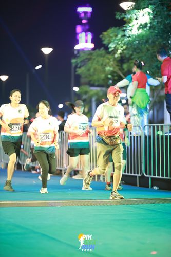 Race photo from PIK NITE RUN 2025