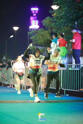 Race photo from PIK NITE RUN 2025