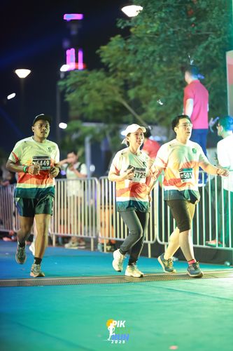 Race photo from PIK NITE RUN 2025