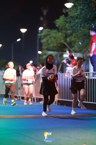 Race photo from PIK NITE RUN 2025