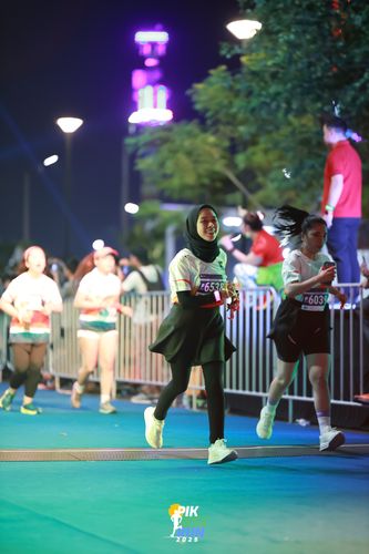 Race photo from PIK NITE RUN 2025