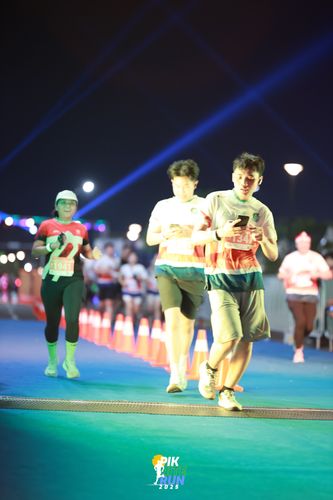 Race photo from PIK NITE RUN 2025