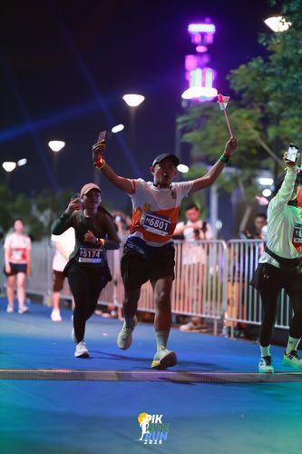 Race photo from PIK NITE RUN 2025