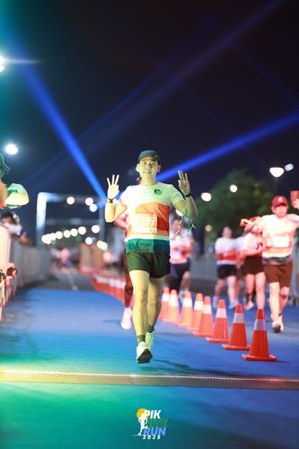 Race photo from PIK NITE RUN 2025