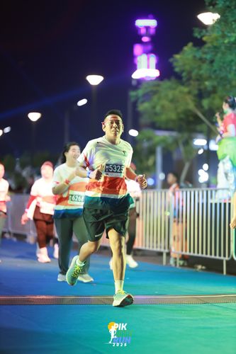 Race photo from PIK NITE RUN 2025