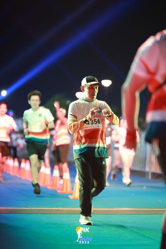 Race photo from PIK NITE RUN 2025
