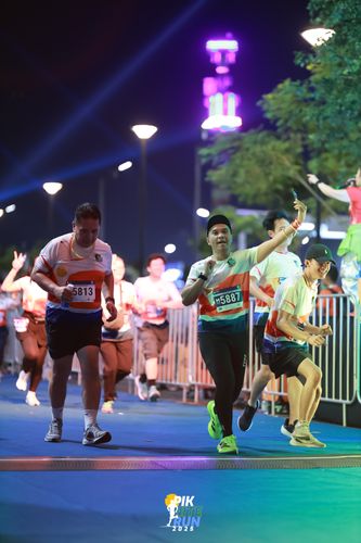 Race photo from PIK NITE RUN 2025