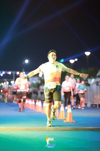 Race photo from PIK NITE RUN 2025