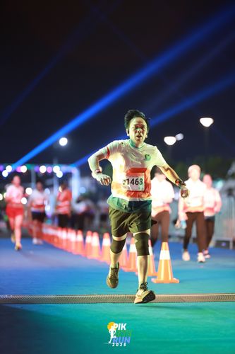 Race photo from PIK NITE RUN 2025