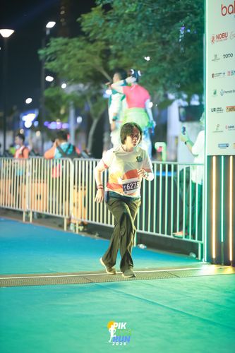 Race photo from PIK NITE RUN 2025
