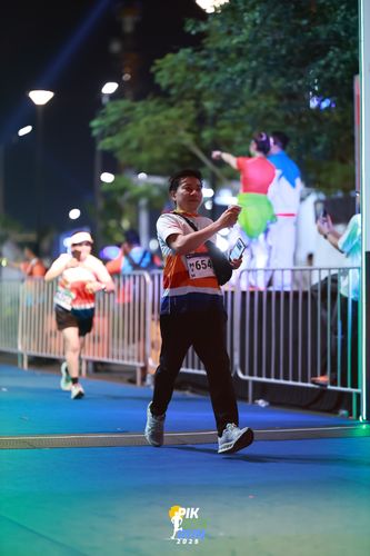 Race photo from PIK NITE RUN 2025