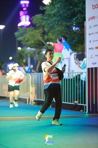 Race photo from PIK NITE RUN 2025