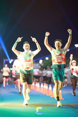 Race photo from PIK NITE RUN 2025