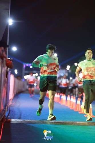 Race photo from PIK NITE RUN 2025