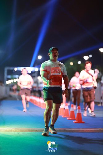 Race photo from PIK NITE RUN 2025