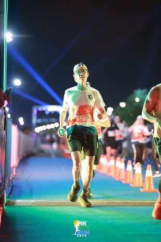 Race photo from PIK NITE RUN 2025