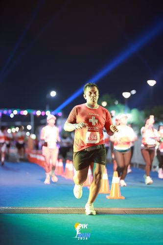 Race photo from PIK NITE RUN 2025