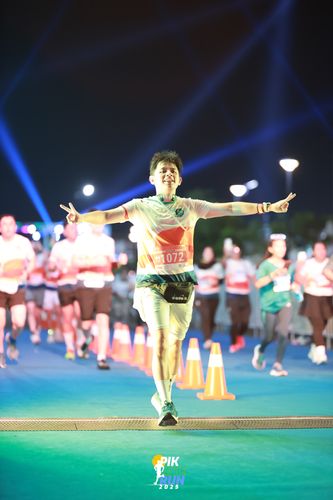 Race photo from PIK NITE RUN 2025