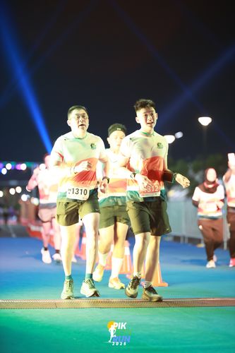 Race photo from PIK NITE RUN 2025