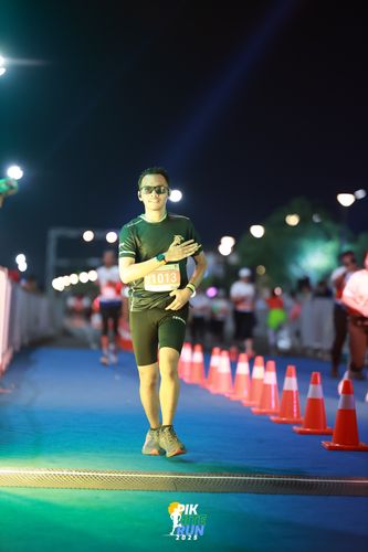 Race photo from PIK NITE RUN 2025