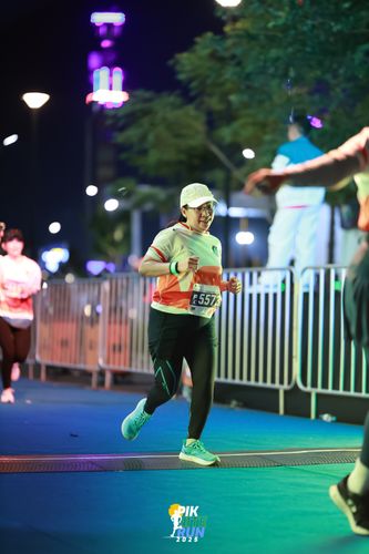 Race photo from PIK NITE RUN 2025