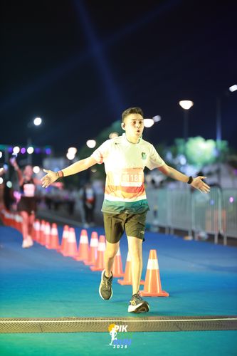 Race photo from PIK NITE RUN 2025