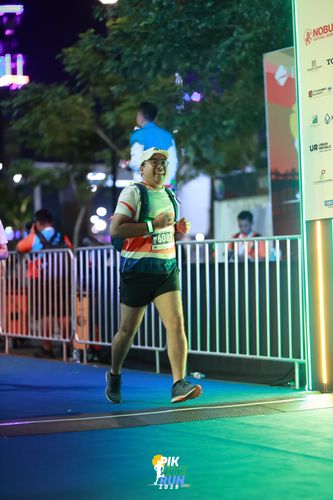 Race photo from PIK NITE RUN 2025