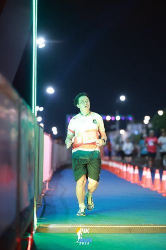 Race photo from PIK NITE RUN 2025
