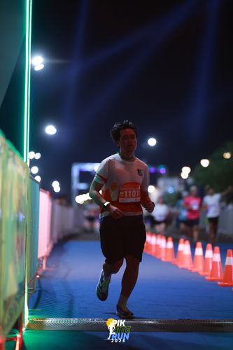 Race photo from PIK NITE RUN 2025